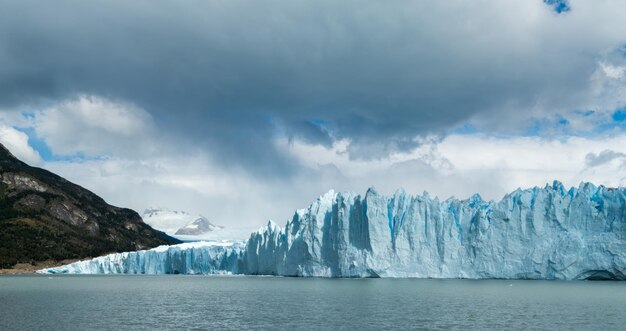 Vista panorámica de la cara norte del glaciar Perito Moreno bajo un cielo parcialmente nublado