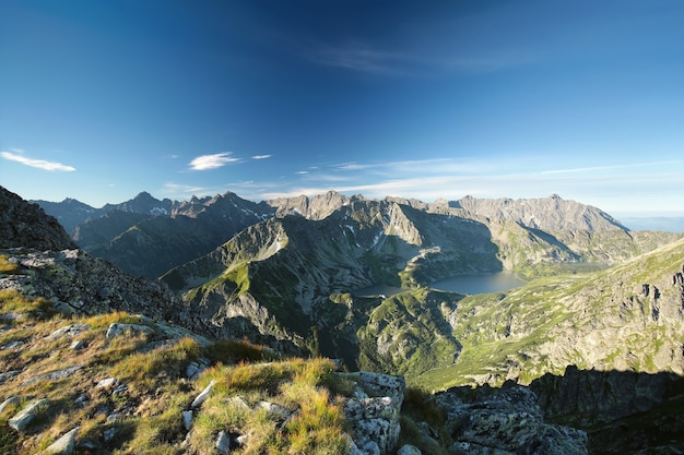 Vista panorámica de los Cárpatos al amanecer