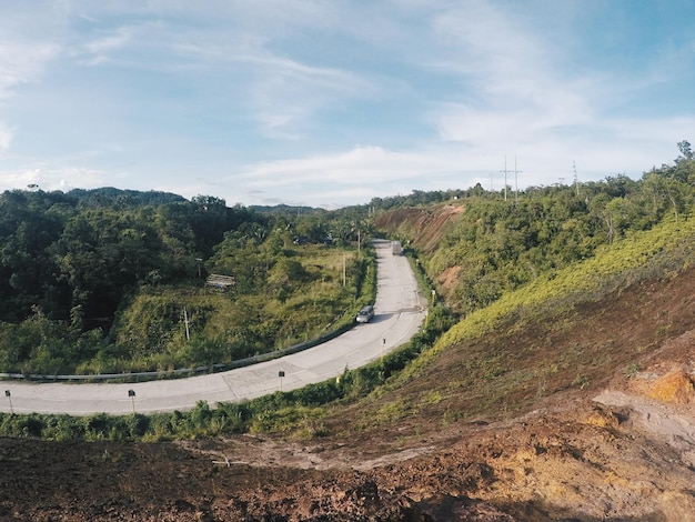 Foto vista panorámica de la carretera por los árboles contra el cielo