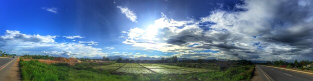 Foto vista panorámica de la carretera por el campo contra el cielo