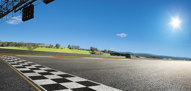 Foto vista panorámica de la carretera contra el cielo azul