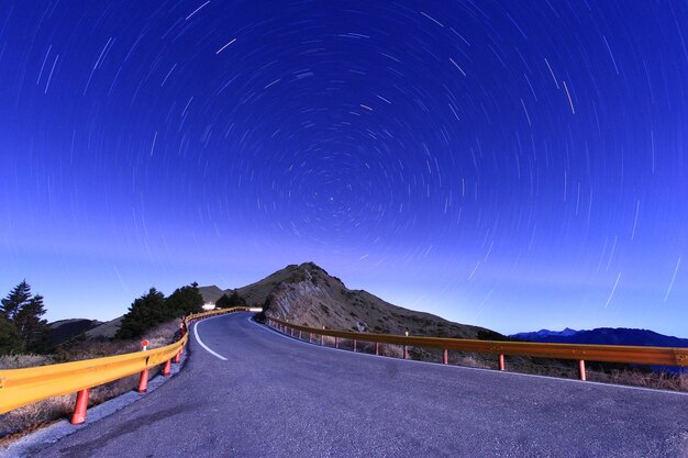 Foto vista panorámica de la carretera contra el cielo despejado por la noche