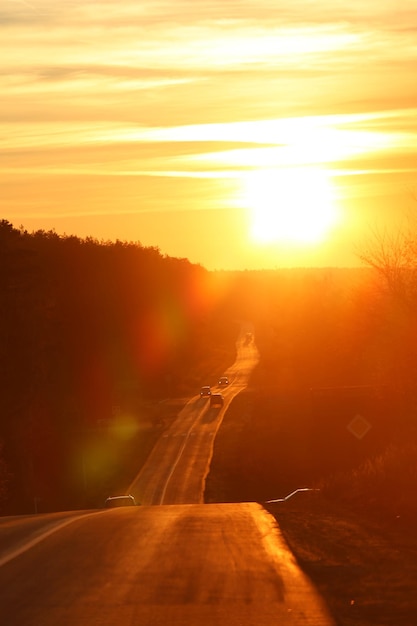 Foto vista panorámica de la carretera contra el cielo naranja