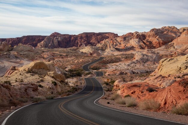 Vista panorámica de la carretera en el desierto durante un día nublado y soleado