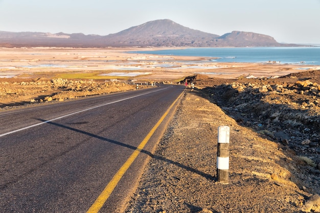 Vista panorámica de la carretera por el mar contra el cielo