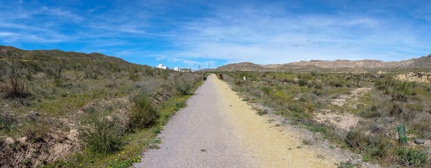 Vista panorámica de la carretera en medio de la tierra contra el cielo