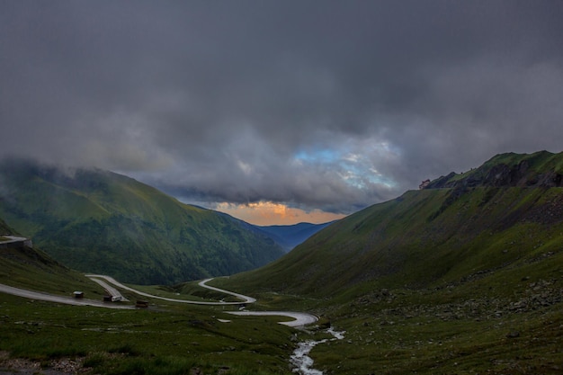 Vista panorámica de la carretera de montaña contra el cielo