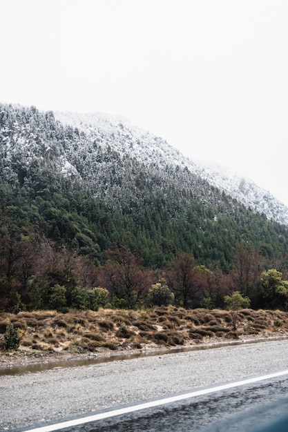 Foto vista panorámica de la carretera por las montañas contra un cielo despejado