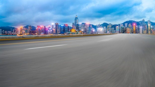 Vista panorámica de la carretera vacía en la ciudad