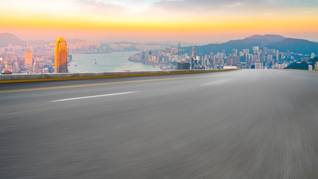 Vista panorámica de la carretera vacía en la ciudad