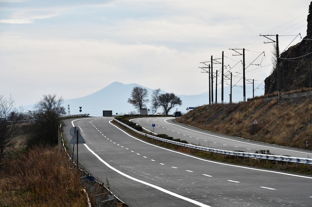 Foto vista panorámica de la carretera. vista de la carretera y alta montaña.