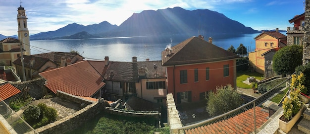 Vista panorámica de casas cerca del río.