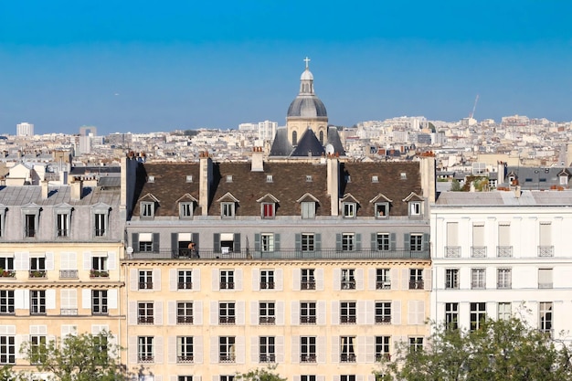 La vista panorámica de las casas parisinas París