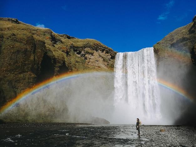 Foto vista panorámica de la cascada con arco iris en el cielo