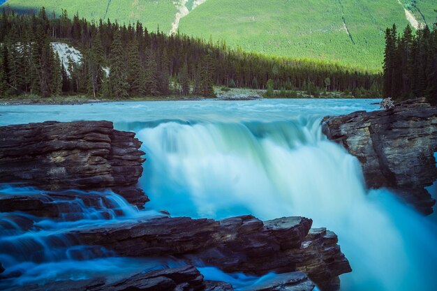 Vista panorámica de una cascada en el bosque contra el cielo