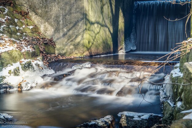 Foto vista panorámica de una cascada en el bosque