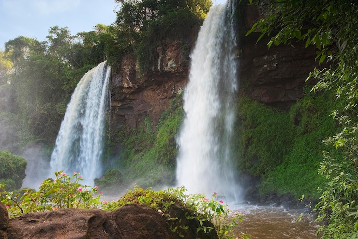 Foto vista panorámica de una cascada en el bosque