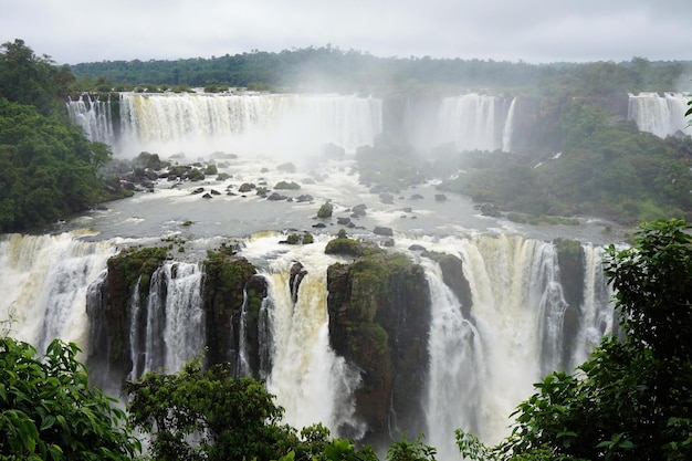 Foto vista panorámica de una cascada en el bosque