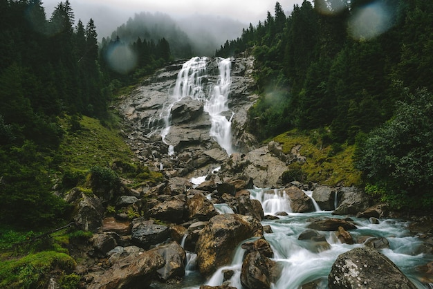 Vista panorámica de una cascada en el bosque