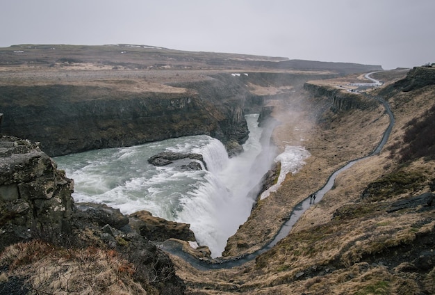 Foto vista panorámica de la cascada contra el cielo despejado