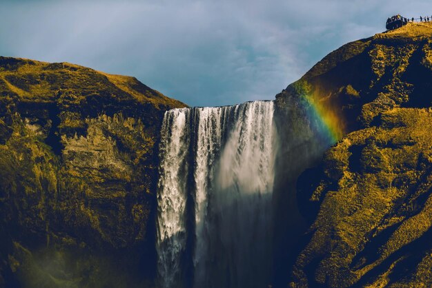 Vista panorámica de la cascada contra el cielo