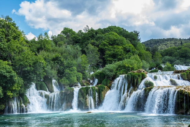 Vista panorámica de la cascada contra el cielo
