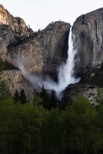 Vista panorámica de la cascada contra el cielo