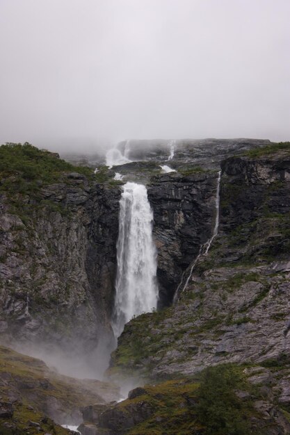 Foto vista panorámica de la cascada contra el cielo