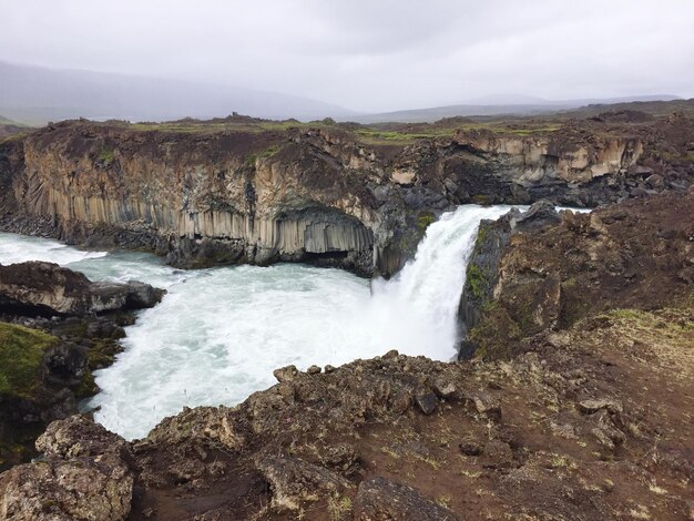 Foto vista panorámica de la cascada contra el cielo