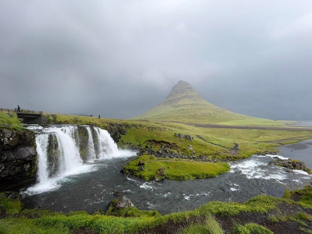 Foto vista panorámica de la cascada contra el cielo