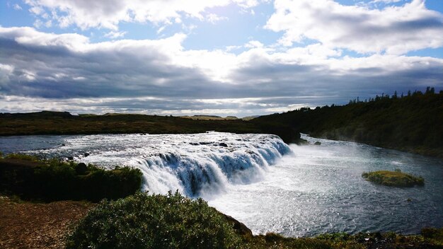 Vista panorámica de la cascada contra el cielo