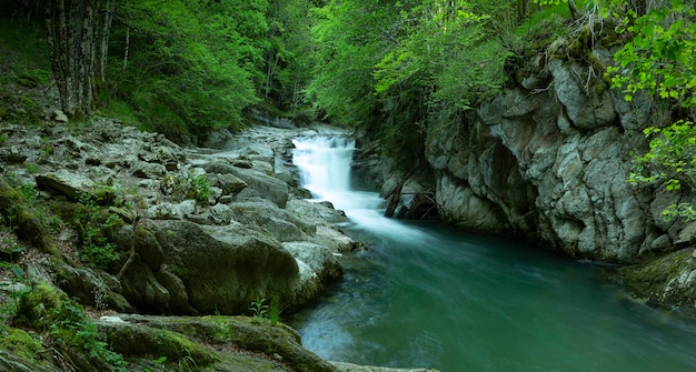 Vista panorámica de la Cascada de Cubo ubicada dentro de la exuberante selva de Irati en Navarra, España.