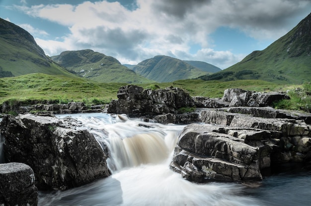 Vista panorámica de la cascada de Glen Coe en la Reserva Natural Nacional de Glen Coe