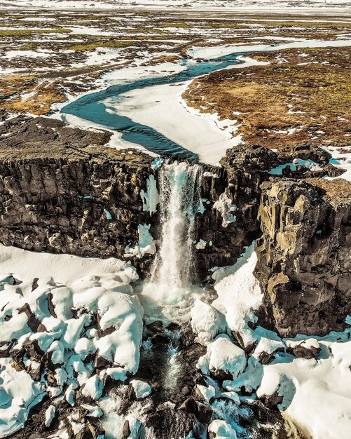 Foto vista panorámica de la cascada en invierno