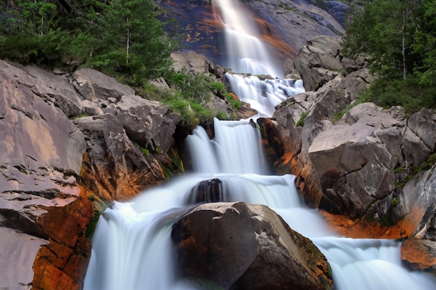 Vista panorámica de la cascada de larga exposición cayendo por las rocas