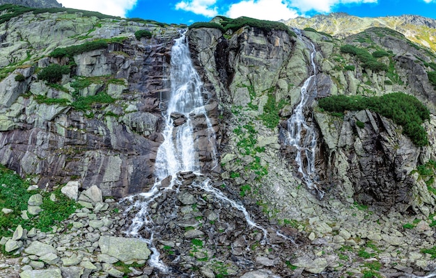 Vista panorámica de la cascada Skok y el lago en la parte occidental de High Tatras Eslovaquia