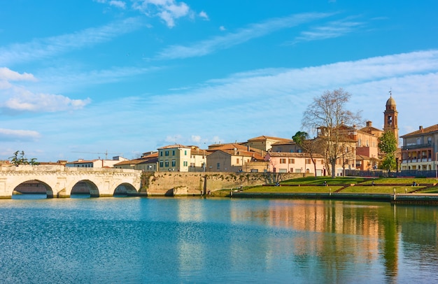 Vista panorámica del casco antiguo de Rimini con el puente de Tiberio (Ponte di Tiberio), Italia