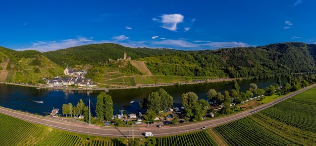 Foto vista panorámica del castillo de metternich en el mosela, alemania