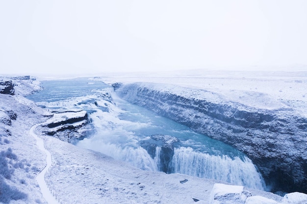 Vista panorámica de las cataratas de Gullfoss durante el invierno