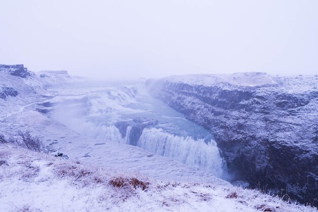 Foto vista panorámica de las cataratas de gullfoss durante el invierno