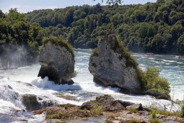 Vista panorámica de las cataratas de Schaffhausen con cascadas y puente en verano Suiza