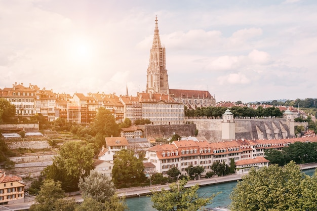 Vista panorámica de la catedral de Berna y del casco histórico de Berna en Suiza. Paisaje de verano, día soleado y cielo azul.