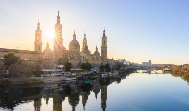 Vista panorámica de la Catedral del Pilar desde el puente de piedra