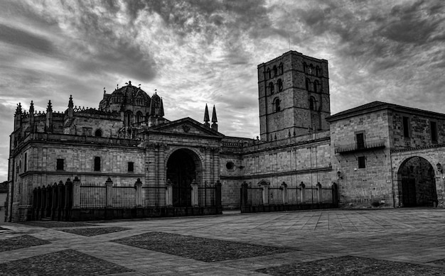 Vista panorámica de la Catedral de Zamora (España). foto antigua en blanco y negro