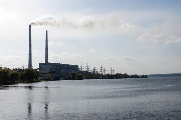 Vista panorámica de la central eléctrica Lukomlskaya Gres. Chimeneas con humo de central eléctrica. Problema ecológico. Concepto de contaminación ambiental.