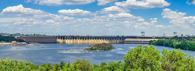 Vista panorámica de la central hidroeléctrica de Dnieper desde la isla Khortytsya en Zaporozhye, Ucrania, en un día soleado de verano