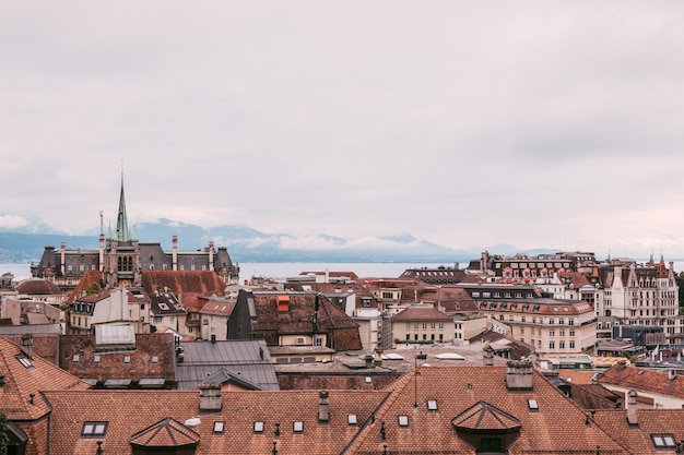 Vista panorámica del centro histórico de la ciudad de Lausana, Suiza, Europa. Paisaje de verano, clima soleado, espectacular cielo azul y día soleado
