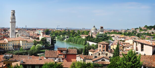 Vista panorámica del centro histórico de Verona, Italia