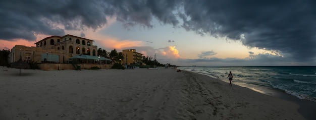 Vista panorámica del centro vacacional en la playa de arena