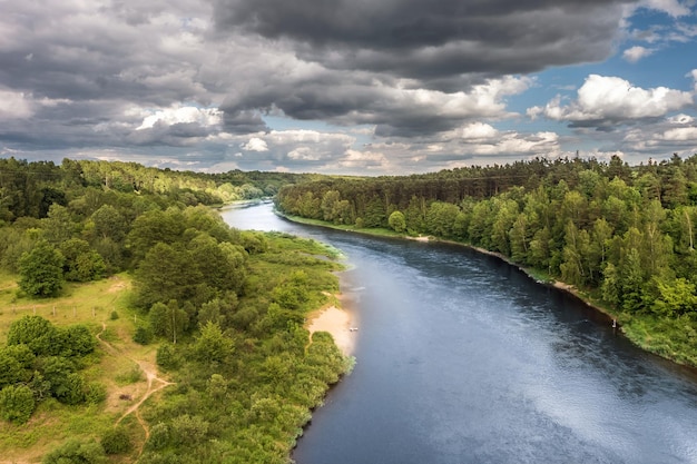 Vista panorámica cerca del hermoso río con bonitas nubes